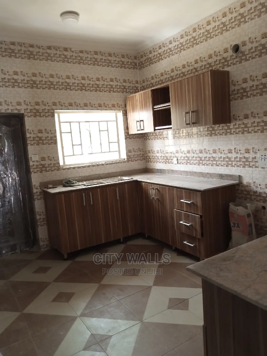 5bdrm Shared Apartment in Paradise Estate, Chevron for rent