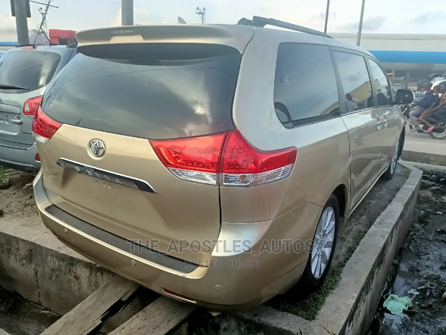 Toyota Sienna XLE 7 Passenger 2011 Gold