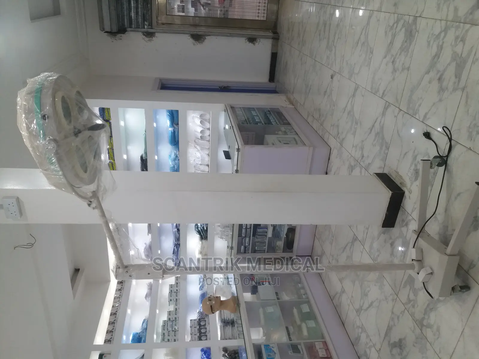 Illuminating Hospital Operating Lamp