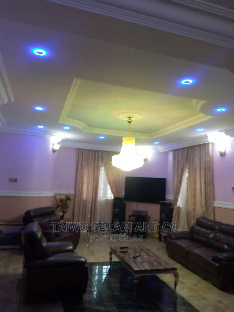 5bdrm Duplex in Oluyole Estate, Akobo for Sale